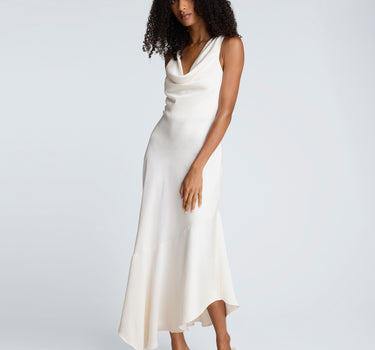 Vestido sesgado de satín con cuello vuelto para mujer