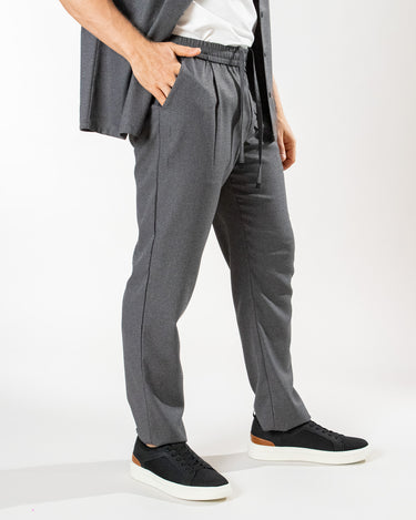 Pantalón diseño deportivo regular fit para hombre